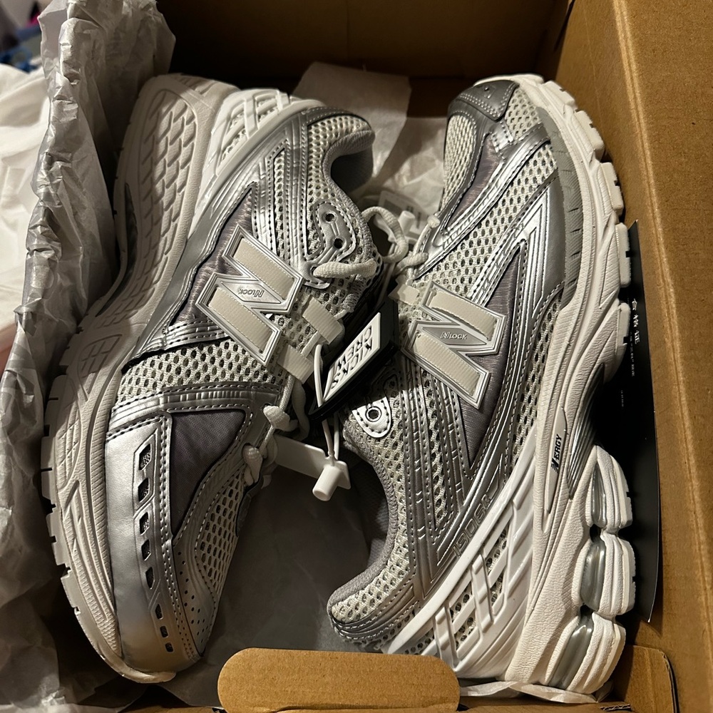 Brand new women’s silver new balance